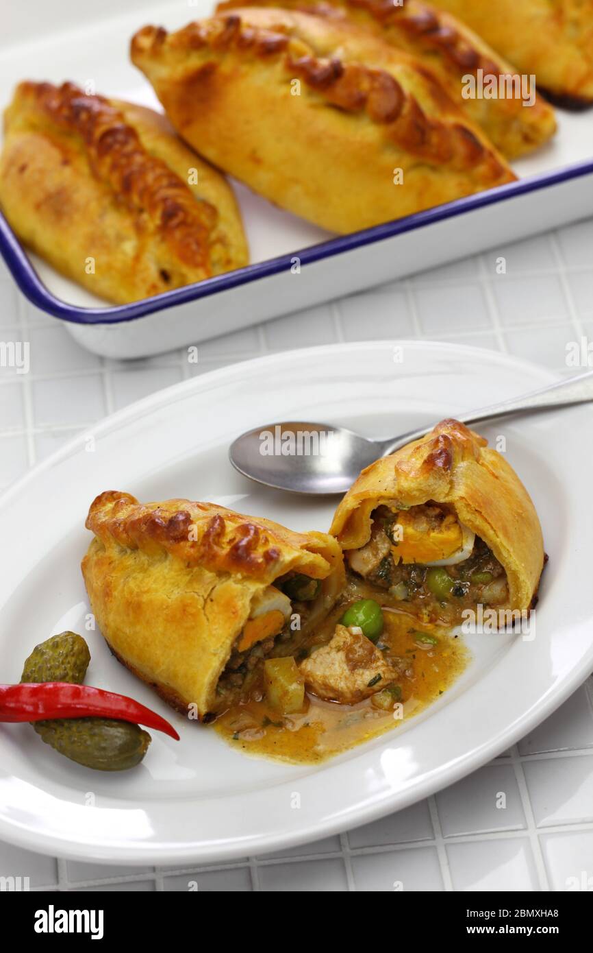 Hausgemachte Saltena, Empanada mit einer saftigen Füllung, bolivianische Frühstück Stockfoto