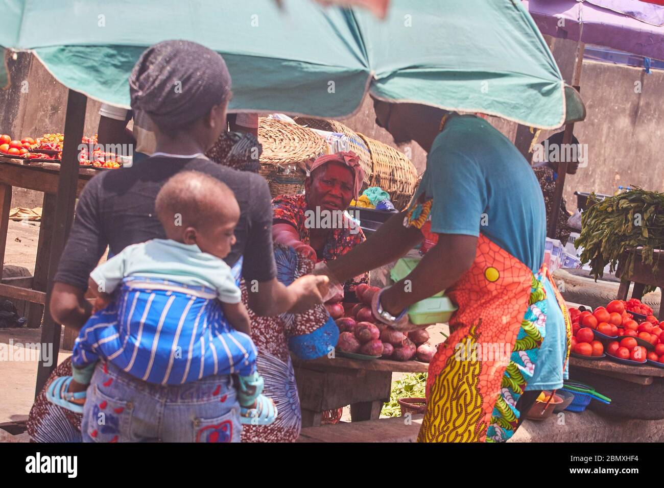 Freiwillige geben während der Covid-19-Sperre in Lagos, Nigeria, Lebensmittelverpackungen an die Menschen aus Stockfoto