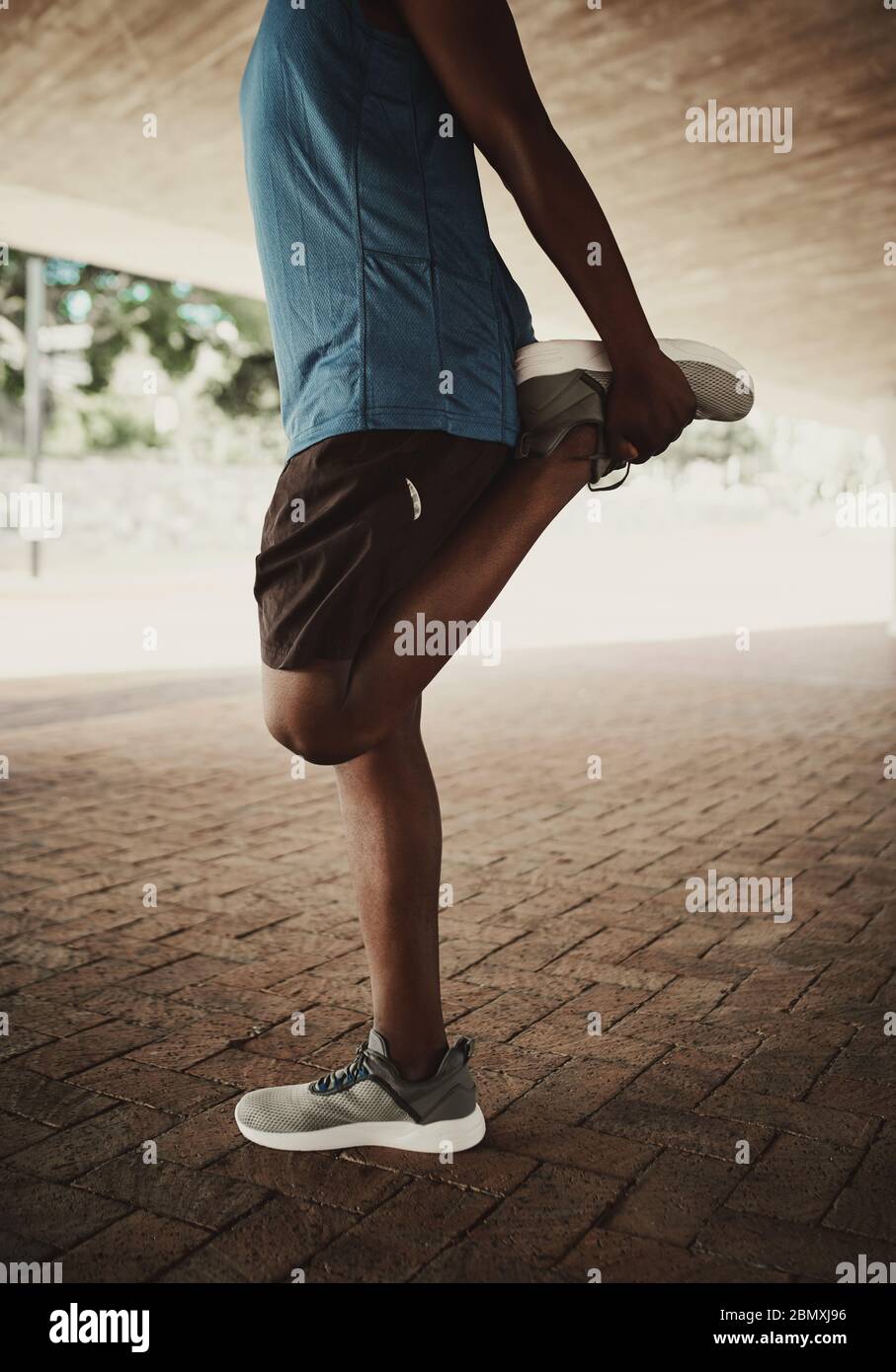 Low-Abschnitt eines gesunden Lebensstils african american Mann Stretching Beine vor dem Laufen auf der Straße der Stadt Stockfoto