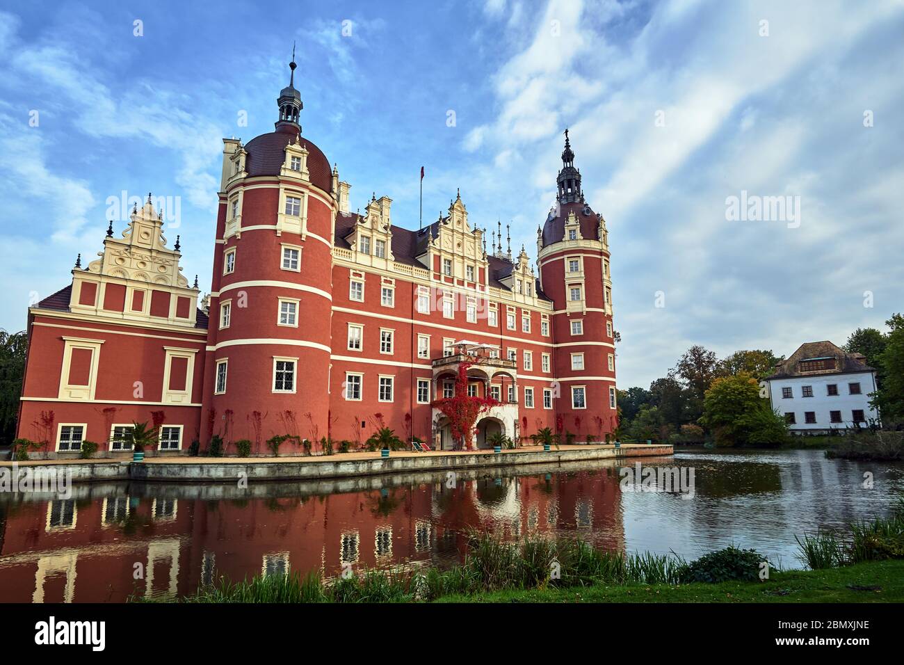 Graben, Neues Schloss und Altes Schloss im Muskauer Park in Deutschland Stockfoto