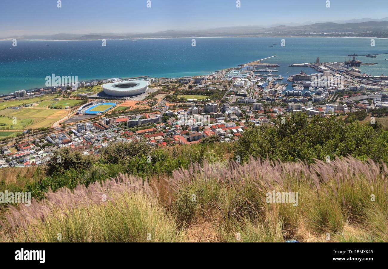 Panoramablick auf Kapstadt Stadion, Victoria und Albert Waterfront und Umgebung von oben, Kapstadt, Südafrika Stockfoto