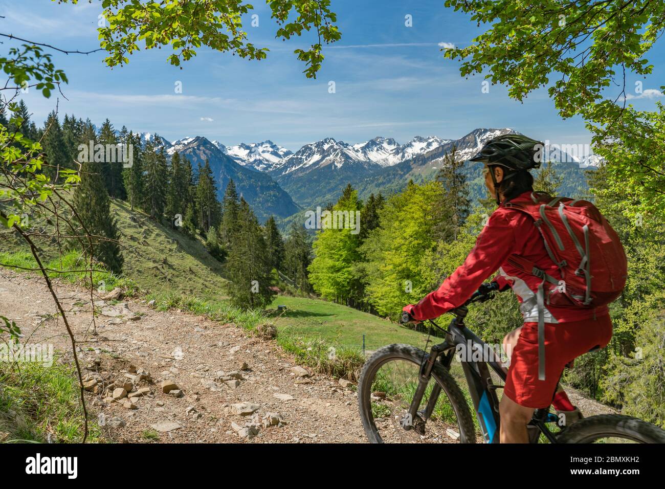 Eine hübsche ältere Frau, die mit ihrem Elektro-Mountainbike auf dem  Wallraff-Trail im Nebelhorn oberhalb von Oberstdorf, Allgäu, Bayern,  unterwegs ist Stockfotografie - Alamy