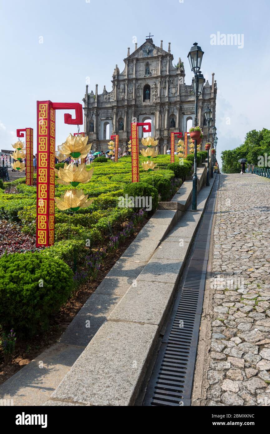 Macau, China - 16. Mai 2020: Es ist eine beliebte Touristenattraktion Asiens. Blick auf die Ruinen der St. Paul's Cathedral in Macau. Stockfoto