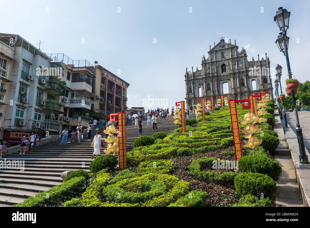 Macau, China - 16. Mai 2020: Es ist eine beliebte Touristenattraktion Asiens. Blick auf die Ruinen der St. Paul's Cathedral in Macau. Stockfoto