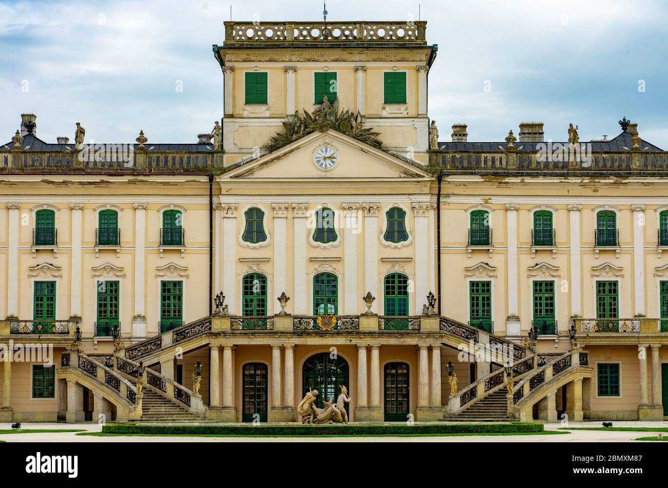 Schöner riesiger Esterhazy Schlosspalast in Fertőd Ungarn mit Garten Stockfoto
