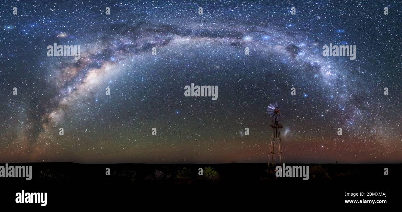 Windmühle unter Milchstraße Sternenlandschaft, Nachtlandschaft, Karoo Stockfoto