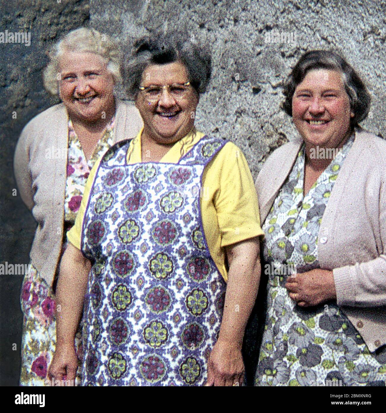 Drei fröhliche Hausfrauen aus den 50er Jahren Stockfoto