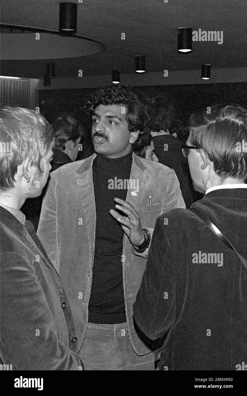 Tariq Ali von der Vietnam Solidarity Campaign besucht im Oktober 1968 die Anson Rooms der Bristol University, um Unterstützung für einen Anti-Vietnam-protestmarsch in London zu finden. Während der Demonstration am 27. Oktober überreichte er eine Petition mit 75,000 Unterschriften an die Downing Street, in der er die britische Regierung aufforderte, die Unterstützung der USA in ihrem Vietnamkrieg zu beenden. Stockfoto