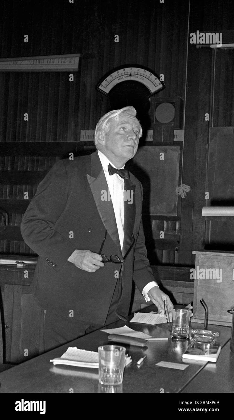 Der konservative Peer Arthur Gore, 8. Earl of Arran, besucht die Bristol University im Jahr 1968, ein Jahr nachdem er die Bemühungen im House of Lords um die Entkriminalisierung männlicher Homosexualität angeführt hatte. Er war gegen eine Debatte der Universität Union Bewegung, dass das Haus würde die Monarchie zu schrotten. Es wurde von Brian Lapping und Roger Berry, später wurde ein Bristol MP, bei einem Treffen am Freitag 15 November vorgeschlagen. Die Studentenzeitung Nonesuch berichtete, dass der Earl und David Smith die Notwendigkeit „etwas Neues zu finden, wenn das alte Modell gut funktioniert“ nicht sehen konnten und sie die Wahl gewonnen hatten. Der Graf erklärte, dass die Monarchie Stockfoto