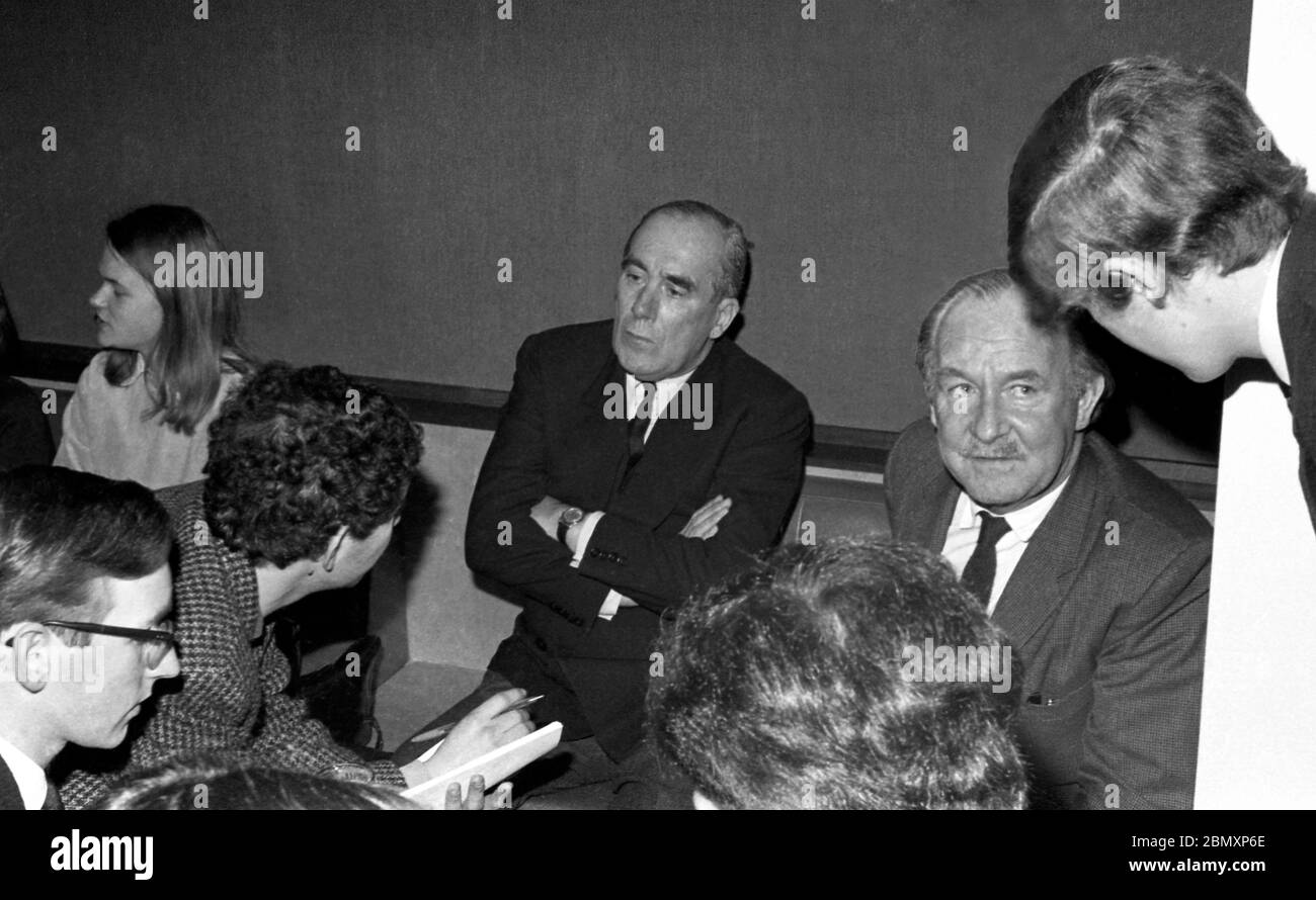 Der britische Botschafter bei den Vereinten Nationen, Lord Caradon, diskutiert am 28. Januar 1969 im Anson Room der Students Union mit Studenten der Universität Bristol über die Probleme der UNO. Er war dort auf Einladung der Studentenvereinigung der Vereinten Nationen. Nach dem Treffen setzte er die Diskussion in informellen Gesprächen mit einer Gruppe von Studenten fort. Lord Caradon war auch Staatsminister für auswärtige Angelegenheiten in der damaligen Labour-Regierung und Mitglied des Privy Council. Stockfoto