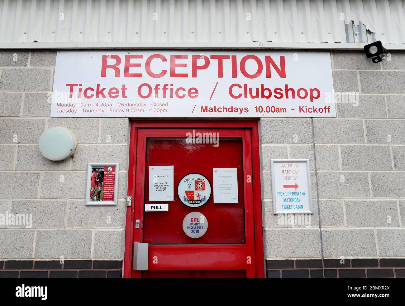 Blick auf das Ticketbüro im People's Pension Stadium, dem Heimstadion des Crawley Town FC. Stockfoto