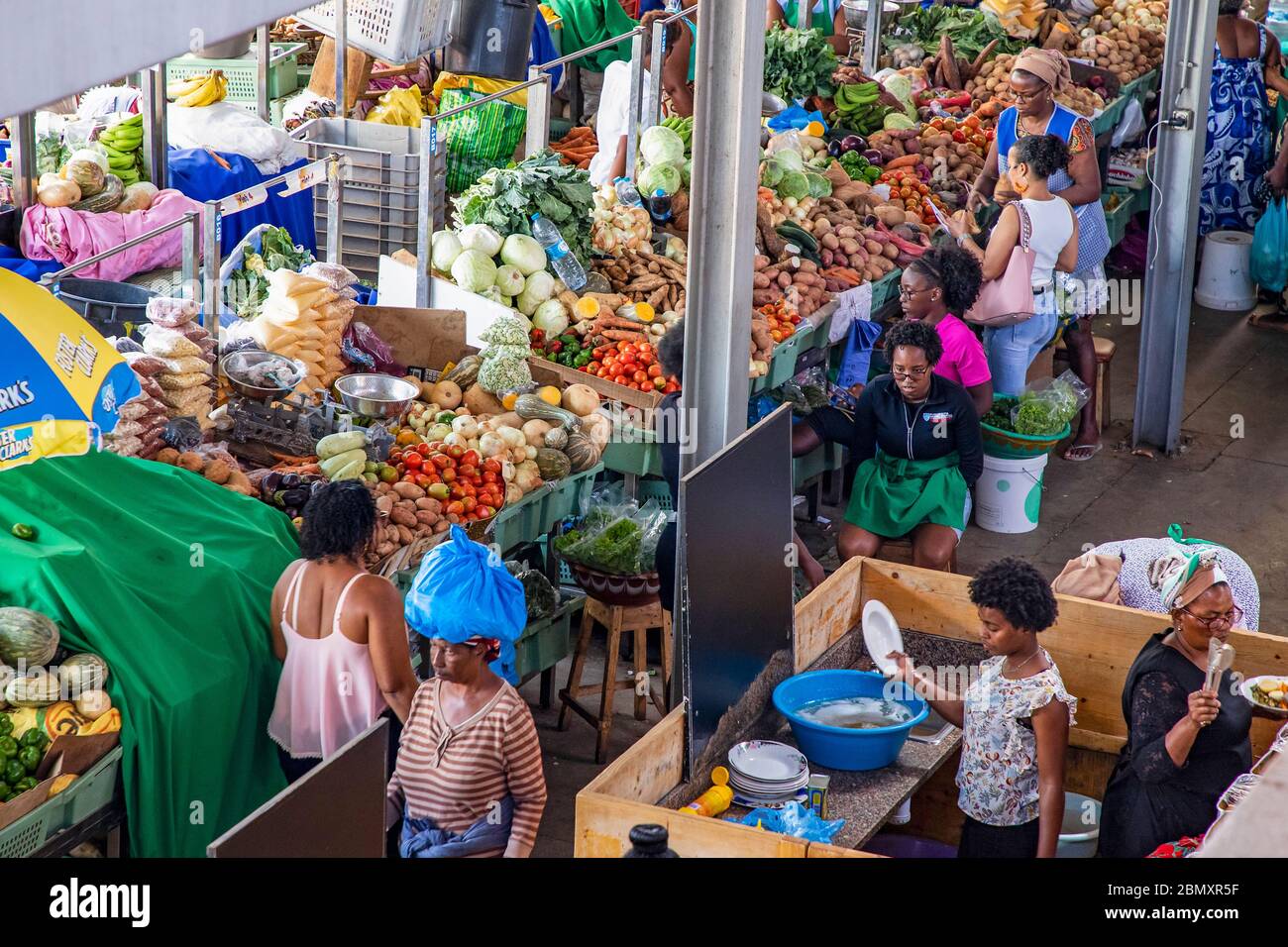 Stände mit frischem Obst und Gemüse zum Verkauf auf dem belebten Indoor-Lebensmittelmarkt in der Stadt Praia auf der Insel Santiago, Kap Verde / Cabo Verde Stockfoto