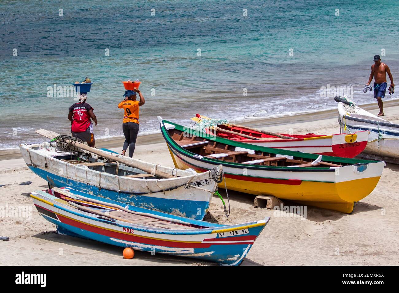 Zwei kapverdische Frauen transportieren Lebensmittel auf dem Kopf am Strand bei Tarrafa auf der Insel Santiago, Kap Verde / Cabo Verde Stockfoto