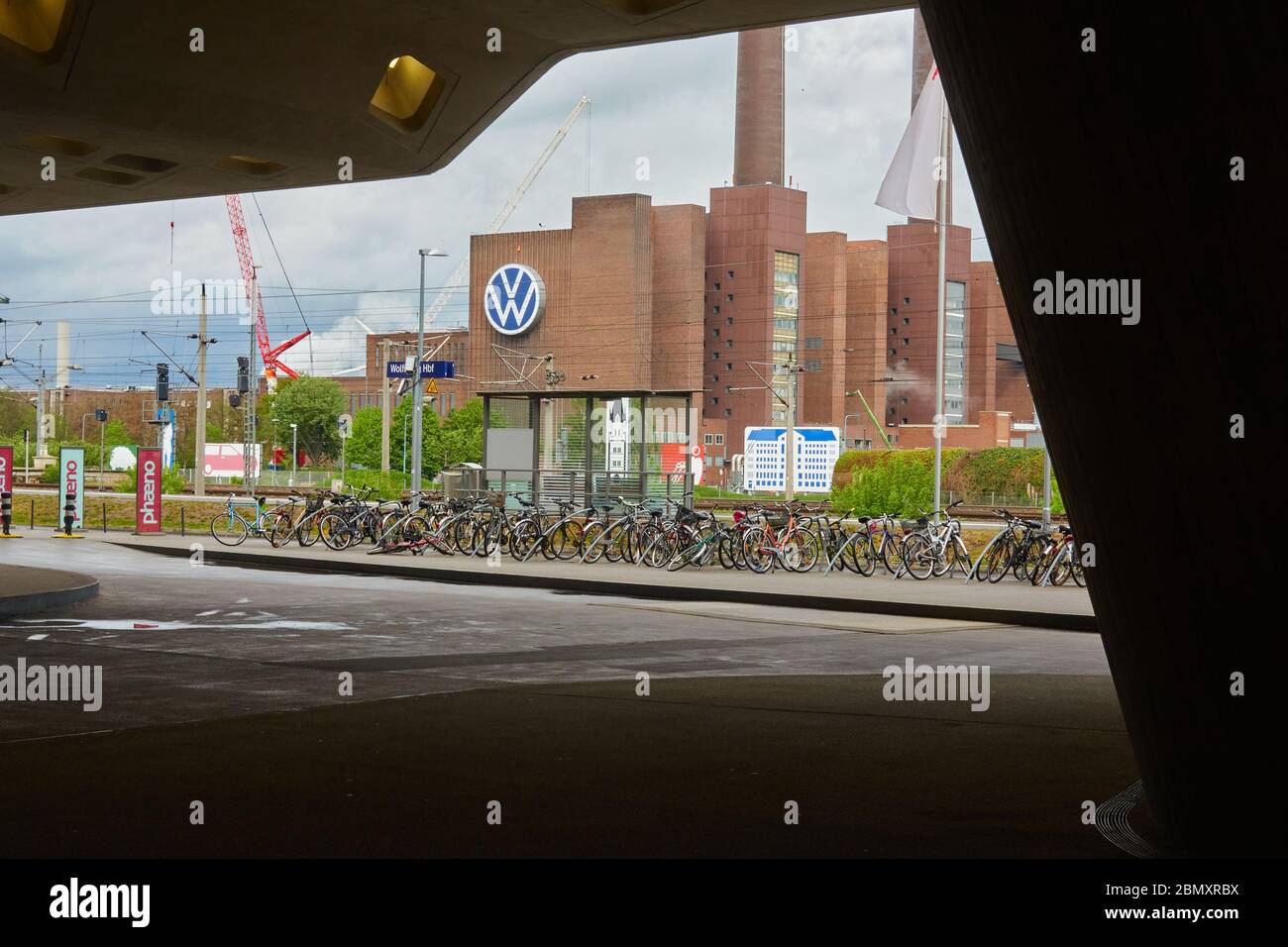 Wolfsburg, 30. April 2020: Kraftwerk der Volkswagen Autofabrik mit dem großen VW-Logo, viele geparkte Fahrräder vorne Stockfoto