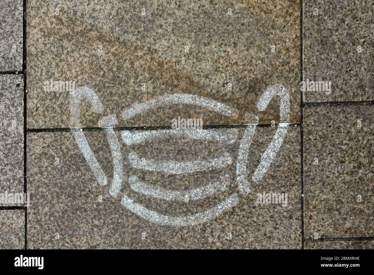 Wolfsburg 30 April 2020 Piktogramm Auf Den Fliesen Eines Einkaufszentrums Das Sie Daran Erinnert Wegen Des Coronavirus Eine Gesichtsmaske Aufzusetzen Stockfotografie Alamy