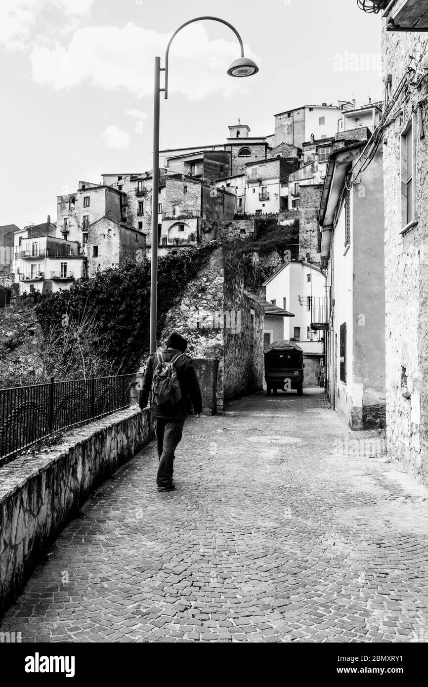 Fontegreca (Italien) - Fontegreca und seine Cipresseta bilden eine wahre Oase der Ruhe in der hohen Caserta-Gegend, an der Grenze zu Kampanien Stockfoto