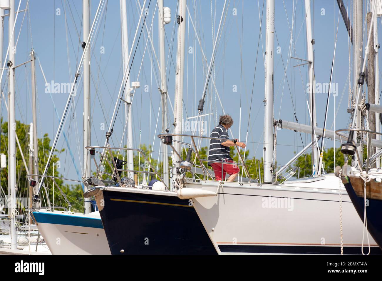 Yachtbesitzer, der auf dem Boot in der britischen Werft arbeitet Stockfoto