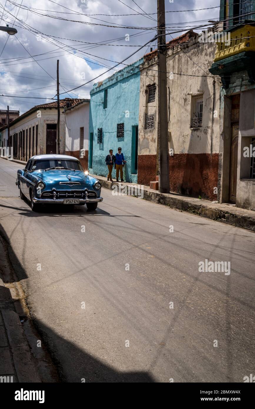 Oldtimer fahren in einer Straße in Santa Clara, Kuba Stockfoto