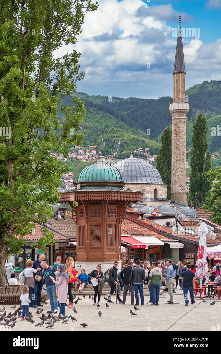 Sarajevo, Bosnien und Herzegowina - Mai 26 2019: Der Sebilj ist ein osmanischer Holzbrunnen (sebil) im Zentrum des Baščaršija Platzes. Stockfoto