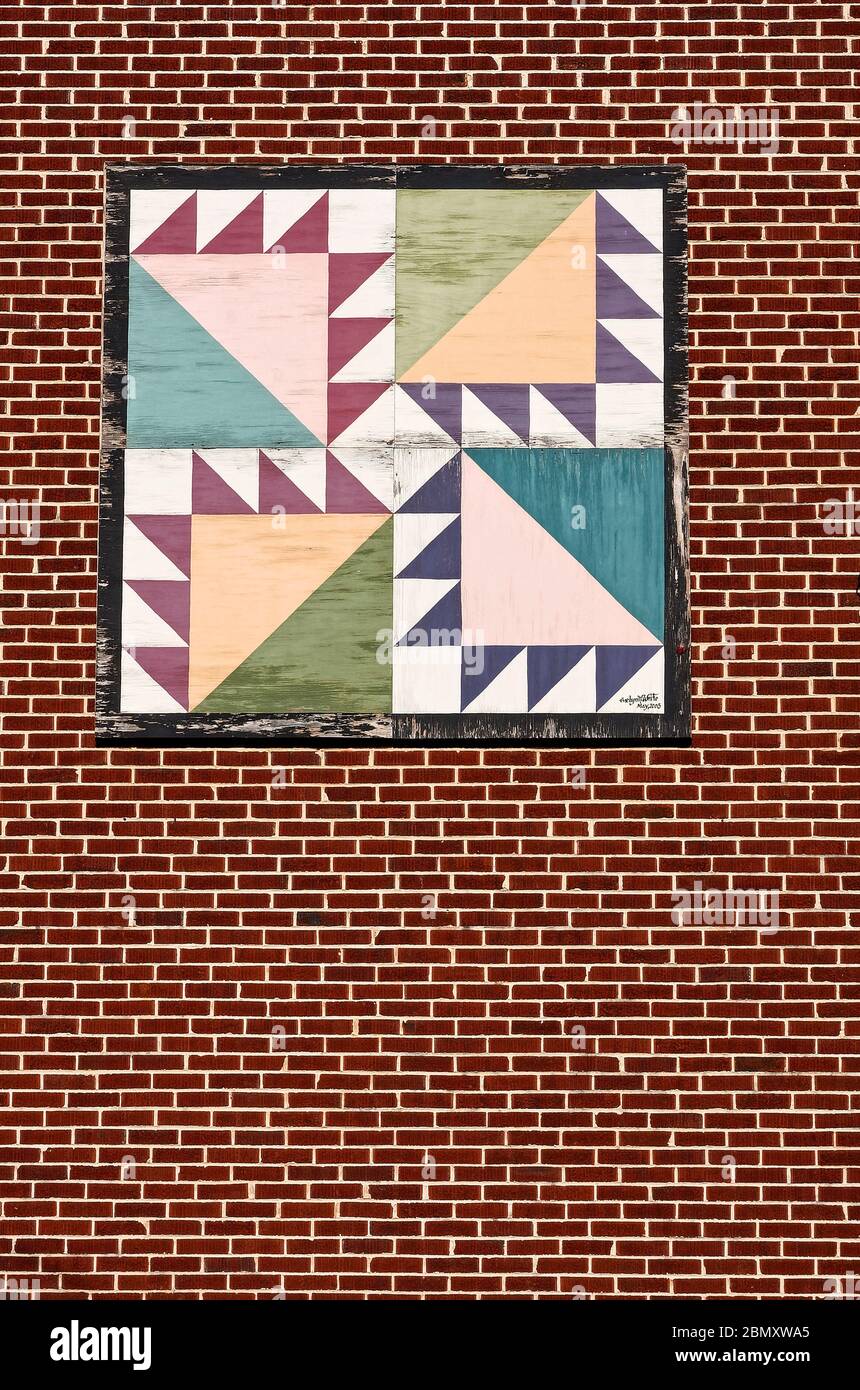 Scheune Quilt, Holzdekoration, Quilt Block Replik, rote Backsteinwand, Kunst, Scheune Quilt Trail, Tennessee; USA, Cumberland Gap; TN Stockfoto