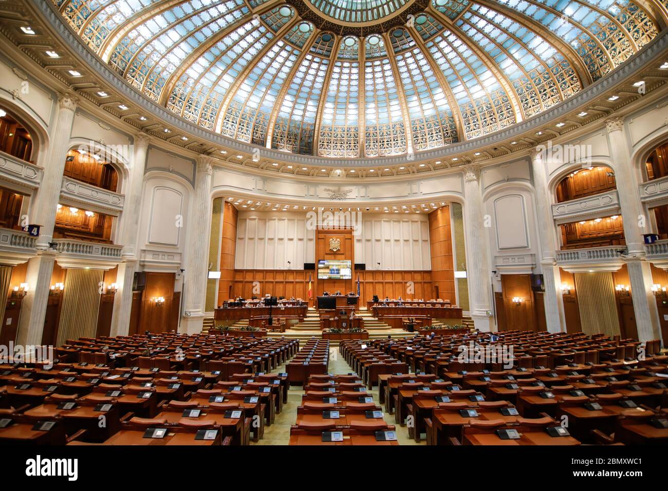 Bukarest, Rumänien - 11. Mai 2020: Rumänische Parlamentsmitglieder nehmen an einer Parlamentssitzung im Abgeordnetenhaus-Saal des Palastes von Parli Teil Stockfoto