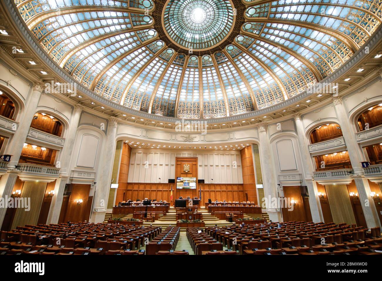 Bukarest, Rumänien - 11. Mai 2020: Rumänische Parlamentsmitglieder nehmen an einer Parlamentssitzung im Abgeordnetenhaus-Saal des Palastes von Parli Teil Stockfoto