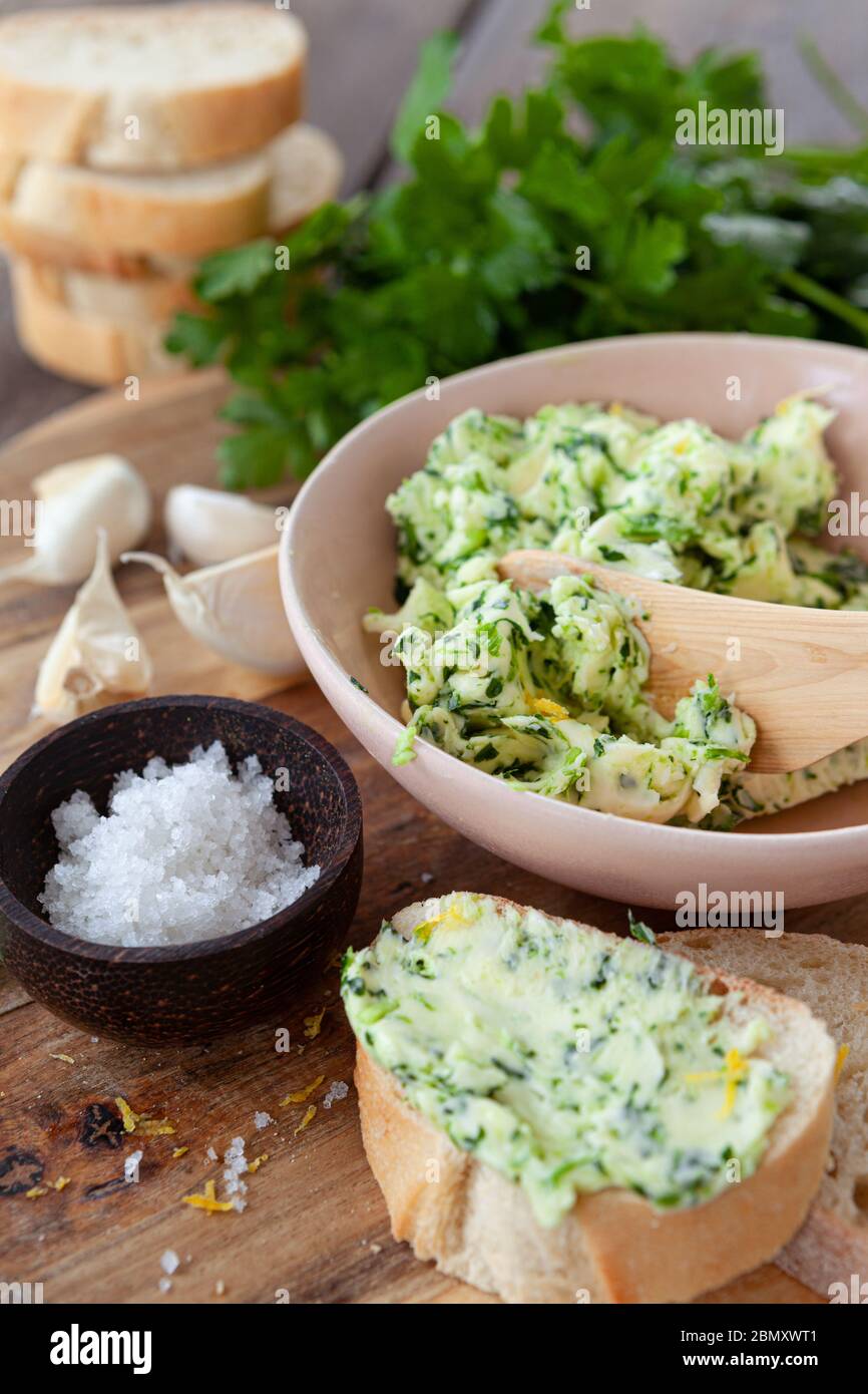 Hausgemachte Butter mit frischer Petersilie und Knoblauch Stockfoto