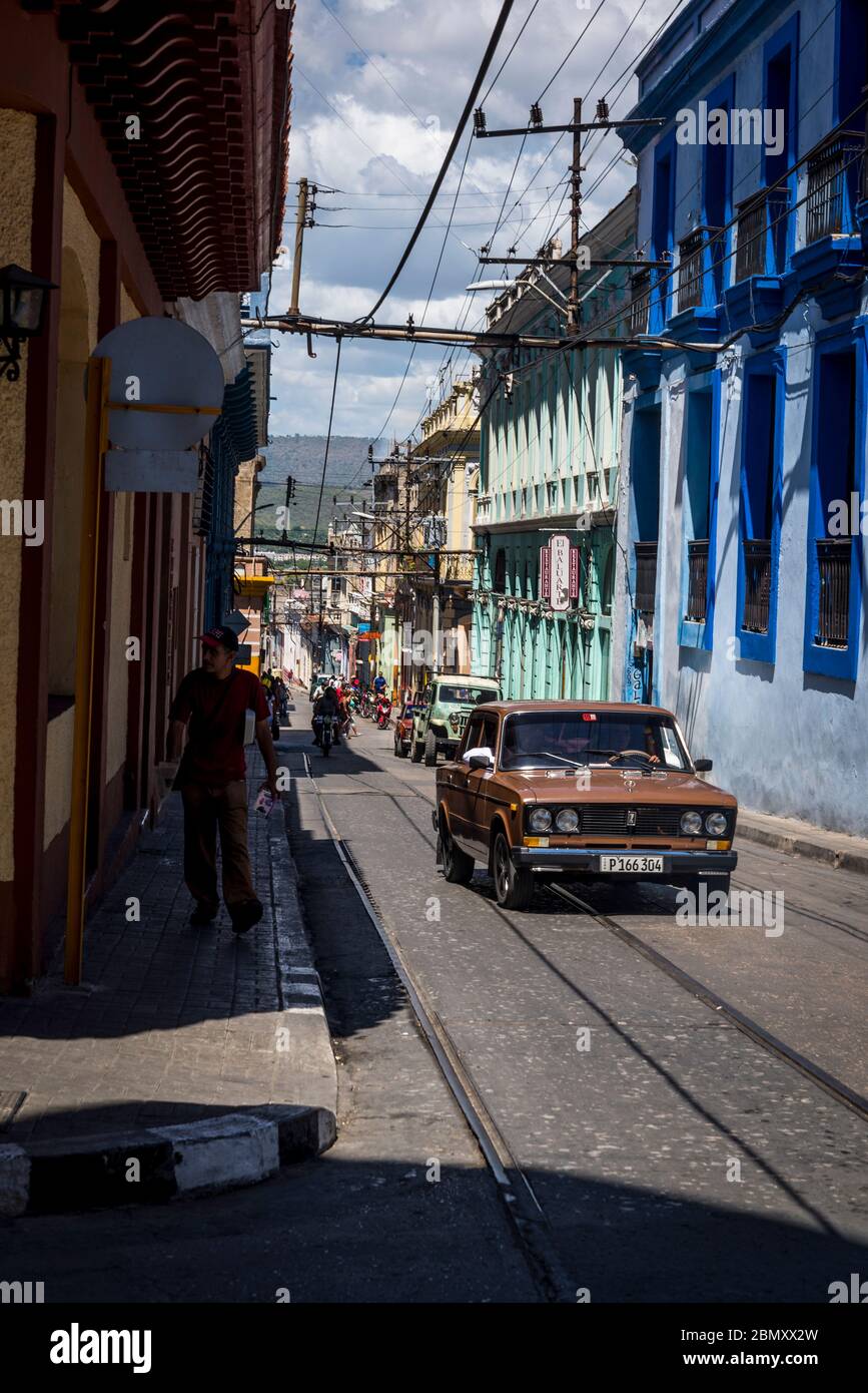 Auto durch eine Straße im Zentrum der Stadt, Santiago de Cuba, Kuba Stockfoto