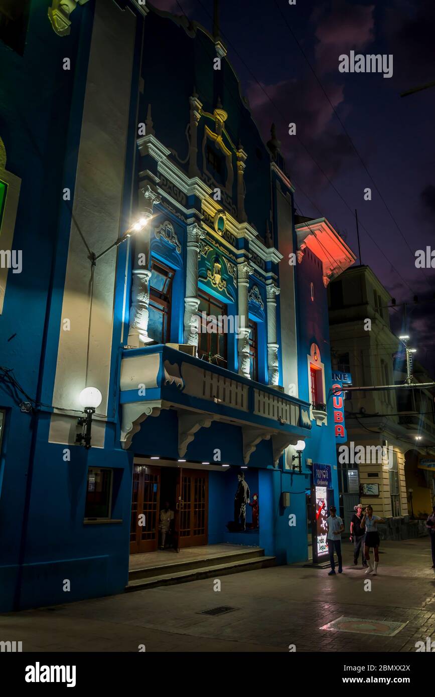 Kino Cine Cuba in der Fußgängerzone Calle Saco, Santiago de Cuba, Kuba Stockfoto