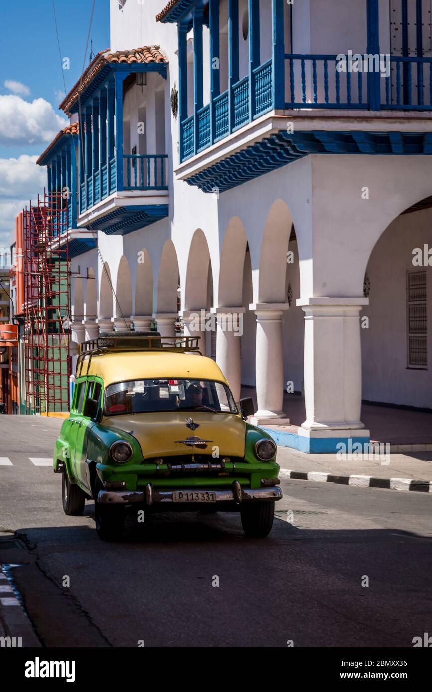 Auto durch eine Straße im Zentrum der Stadt, Santiago de Cuba, Kuba Stockfoto