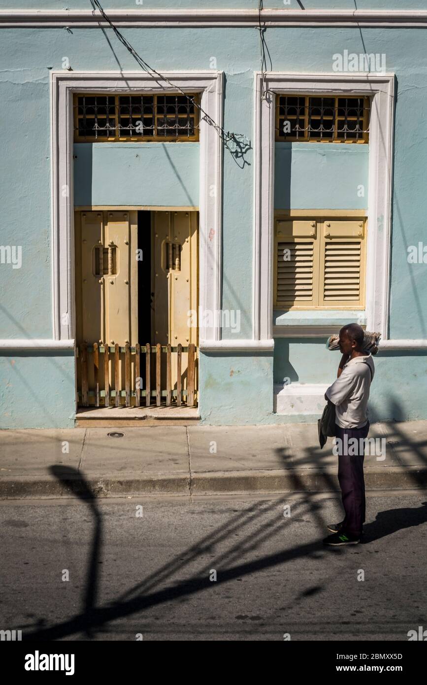 Mann, der in einer Straße steht, Santiago de Cuba, Kuba Stockfoto