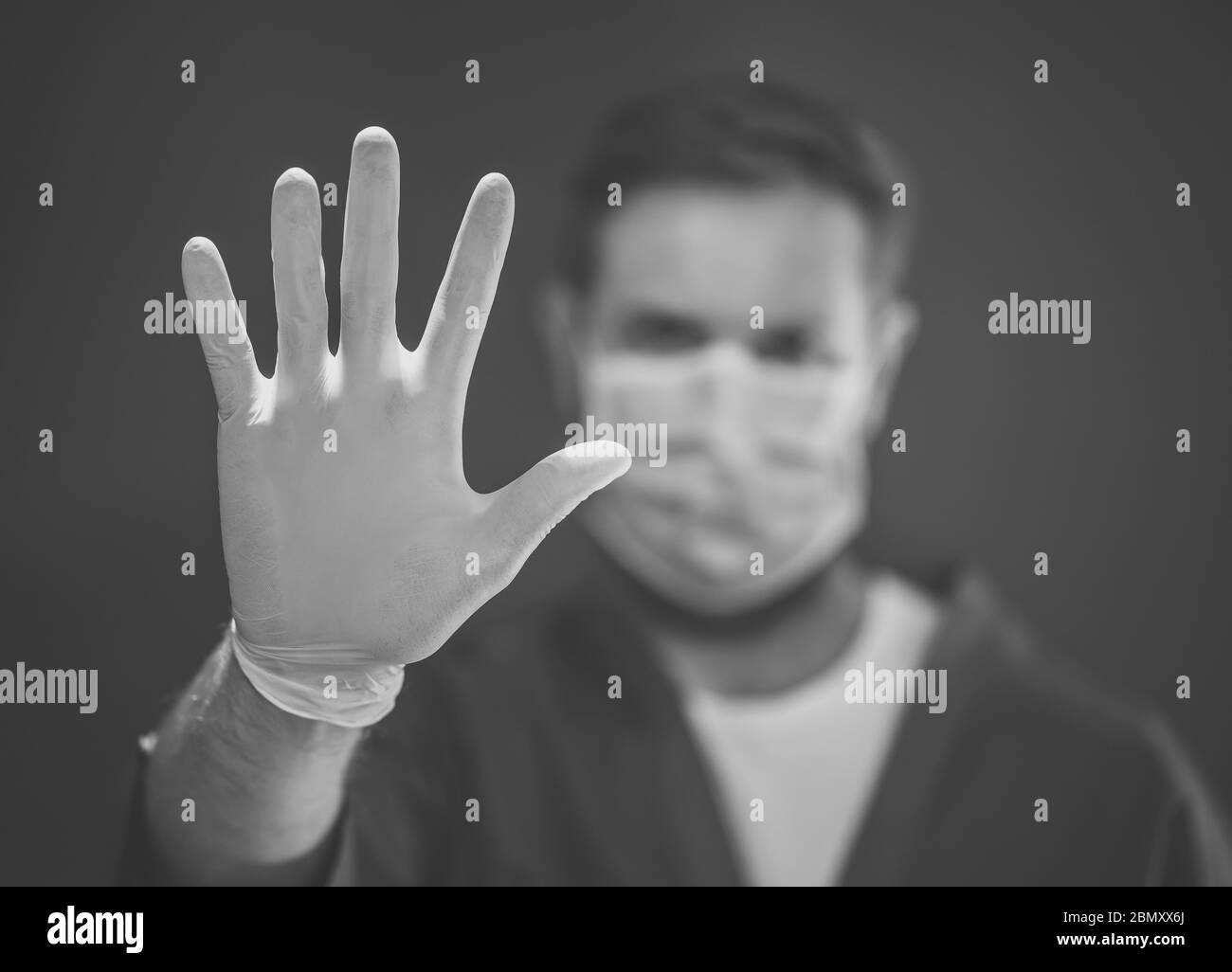 COVID-19 Ausbruch. Helfen Sie, die Ausbreitung des Virus zu stoppen. Arzt oder Krankenschwester mit chirurgischer Gesichtsmaske und Handschuhen PSA mit den Händen in STOP-Geste. Bleib s Stockfoto