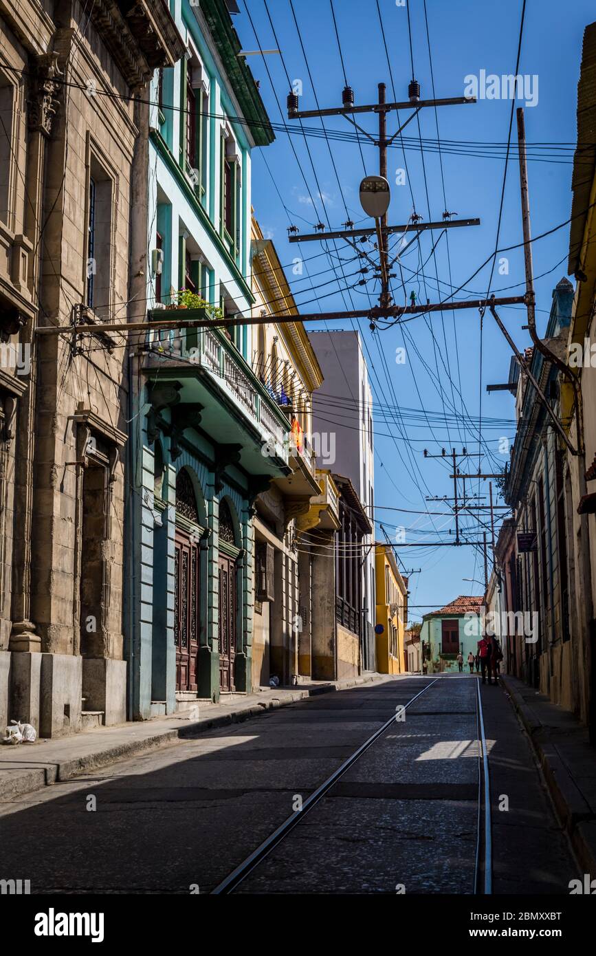 Straße mit nicht benutzter Straßenbahngleise in Santiago de Cuba, Kuba Stockfoto