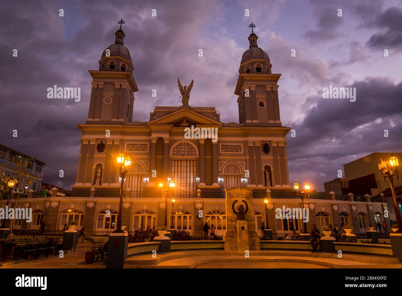 Kathedrale unserer Lieben Frau von der Himmelfahrt in der Nacht, Parque Cespedes, Santiago de Cuba, Kuba Stockfoto