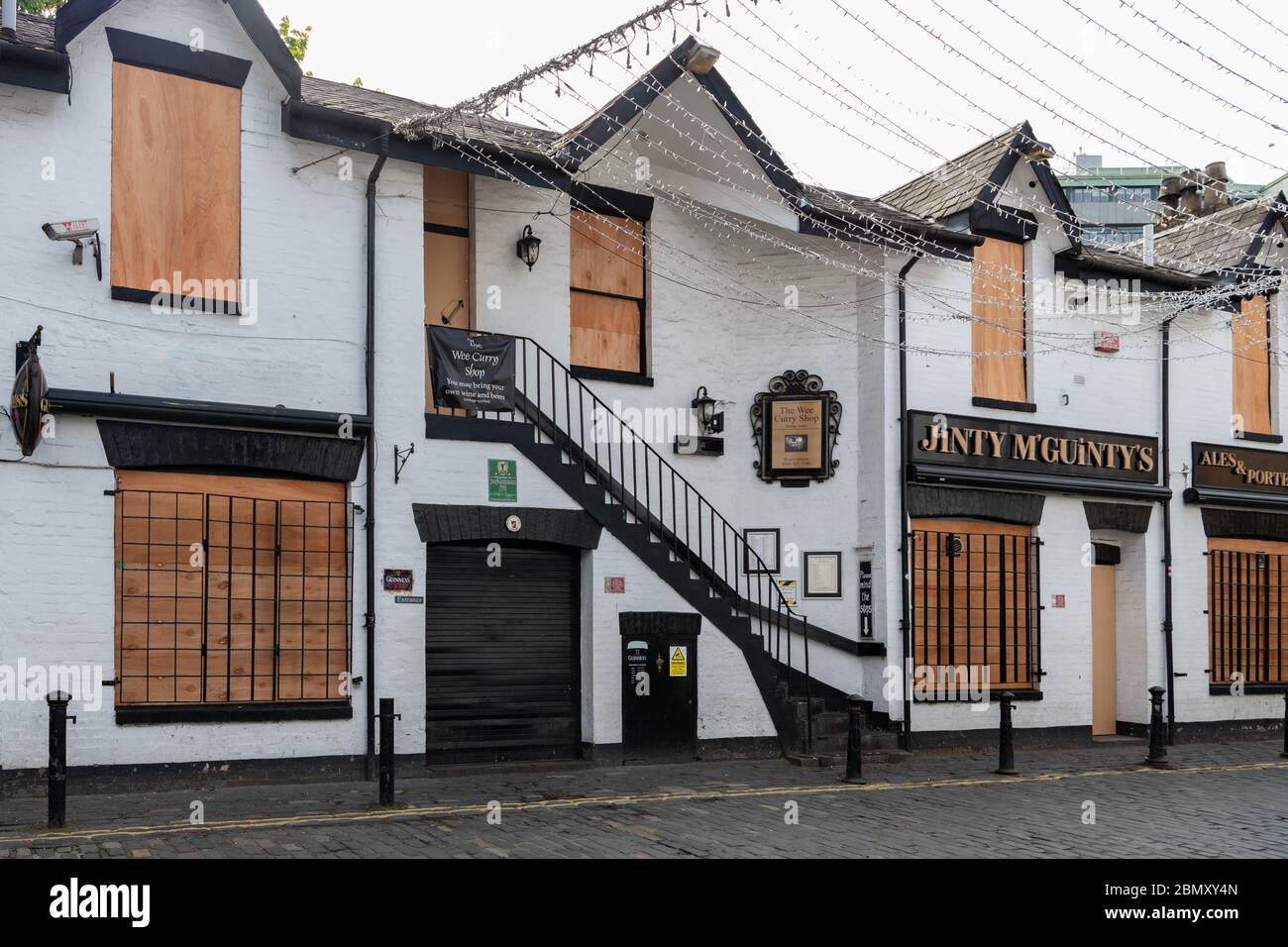 Geschlossen und an Bord von Gastgewerbe-Unternehmen - Pubs und Restaurants - während der Sperrung des Coronavirus - Ashton Lane, Glasgow, Schottland, Großbritannien Stockfoto
