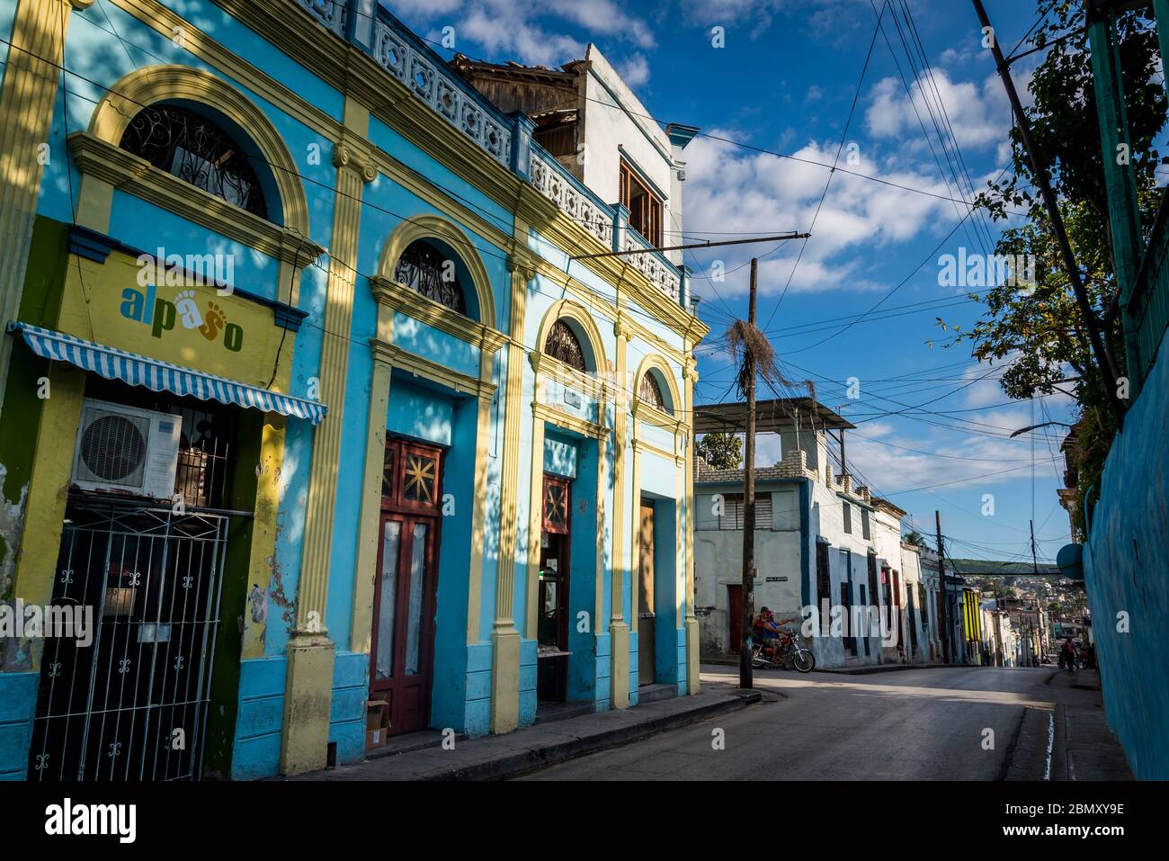 Typische Straße mit historischen Gebäuden im Stadtzentrum, Santiago de Cuba, Kuba Stockfoto