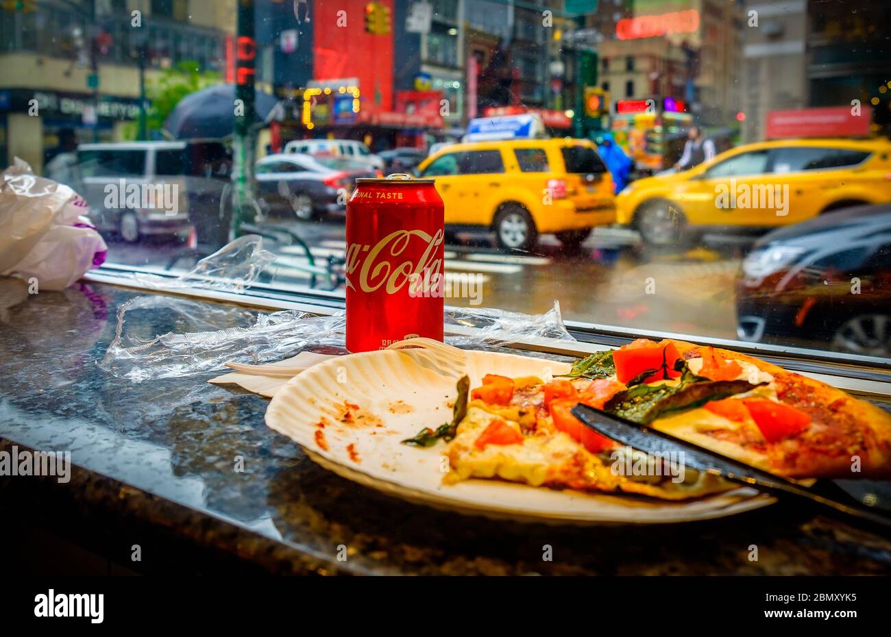New York City, USA, Mai 2019, beliebte Wahl eines New-Yorker Mittagessens in einem Sandwiches & Pizza-Restaurant in Hell's Kitchen Stockfoto