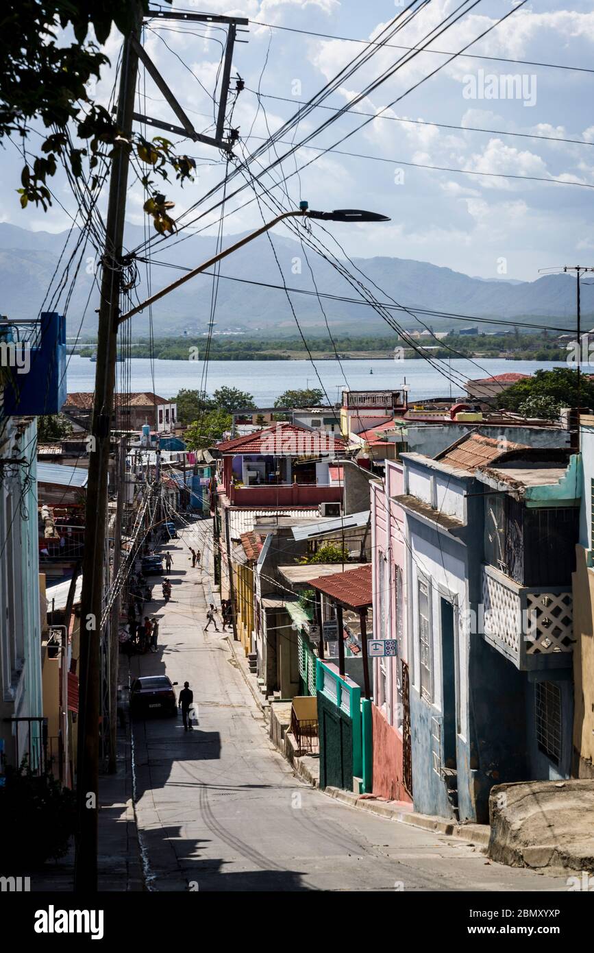Enge Straße in der armen Arbeitergegend, die zur Bucht, Santiago de Cuba, Kuba führt Stockfoto