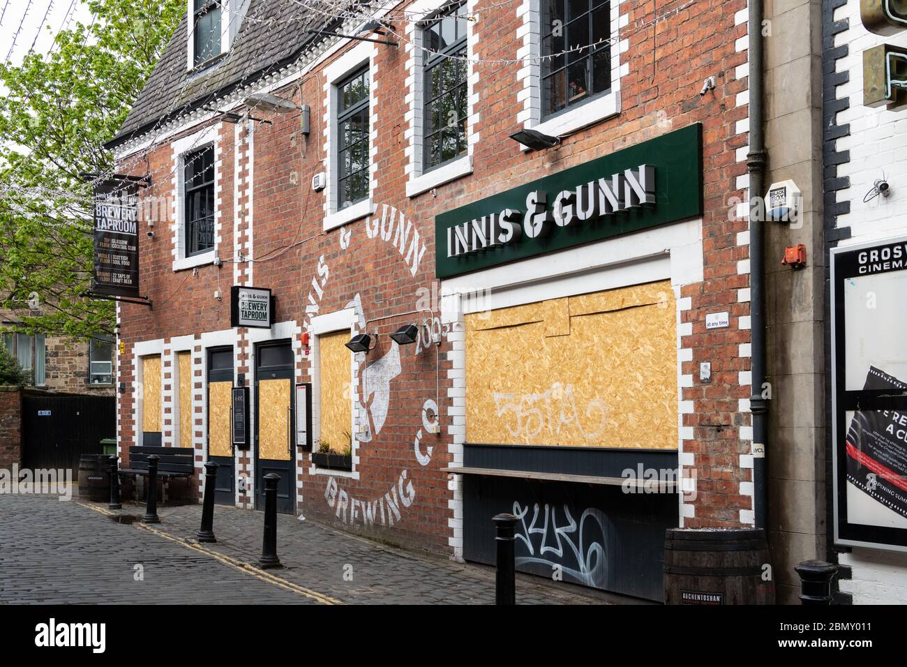 Pub geschlossen und vernagelt während der Sperrung der Coronavirus-Pandemie, Glasgow, Schottland, Großbritannien Stockfoto