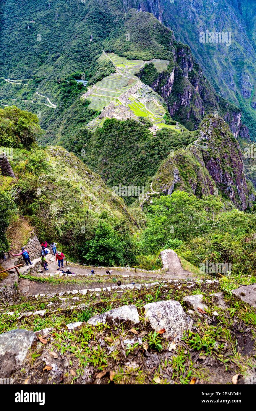 Blick auf die antike Inka-Stadt Machu Picchu vom Gipfel Huayna Picchu in Peru Stockfoto