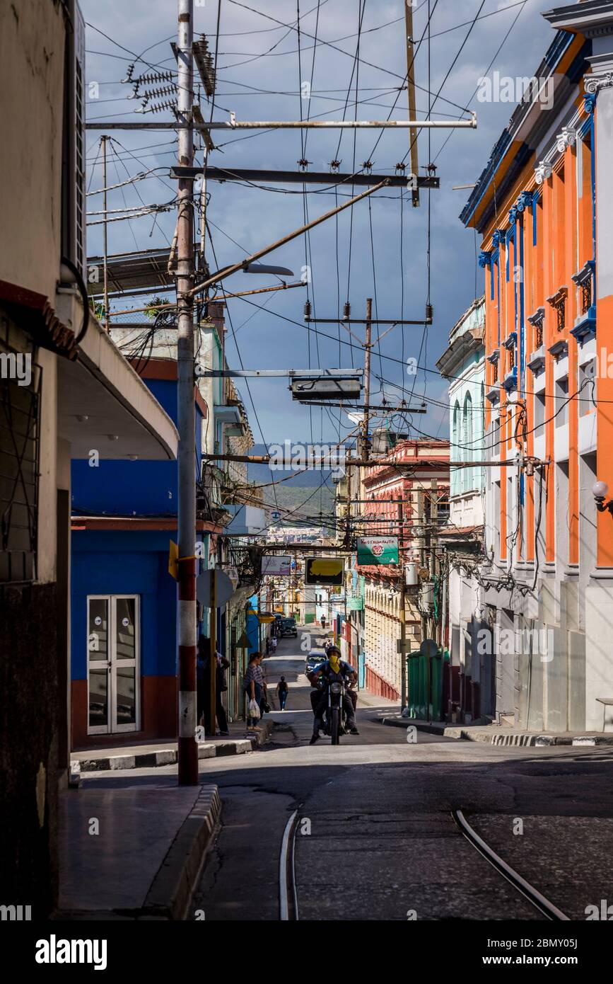 Straße mit nicht benutzter Straßenbahngleise in Santiago de Cuba, Kuba Stockfoto