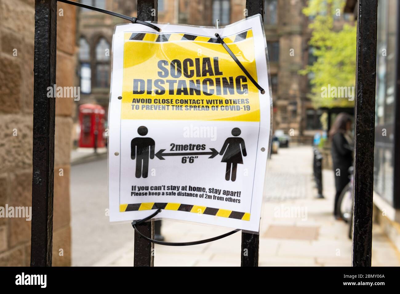 Soziale Distanzierung und 2-m-Regelmitteilung an den Toren der Universität Glasgow, Schottland, Großbritannien Stockfoto