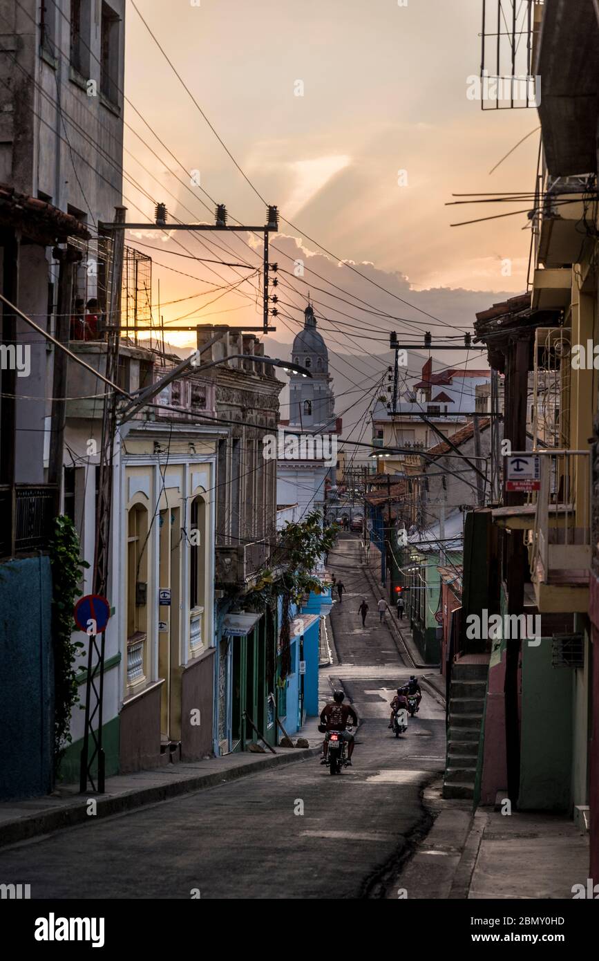 Stimmungsvolle Straße der Calle Heredia und Kathedrale Turm in der Ferne in der Dämmerung, Santiago de Cuba, Kuba Stockfoto