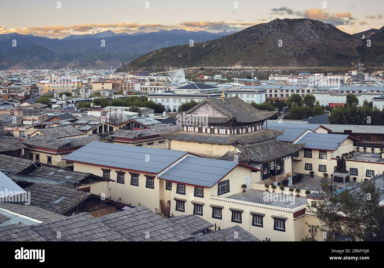 Shangri La Skyline in der Dämmerung, Diqing Tibetische Autonome Präfektur, China. Stockfoto