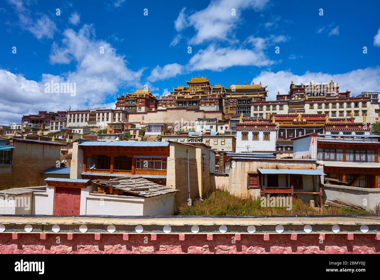 Kloster Ganden Sumtsenling an einem sonnigen Tag (auch bekannt als Sungsseling oder Little Potala Palace), Yunnan, China. Stockfoto