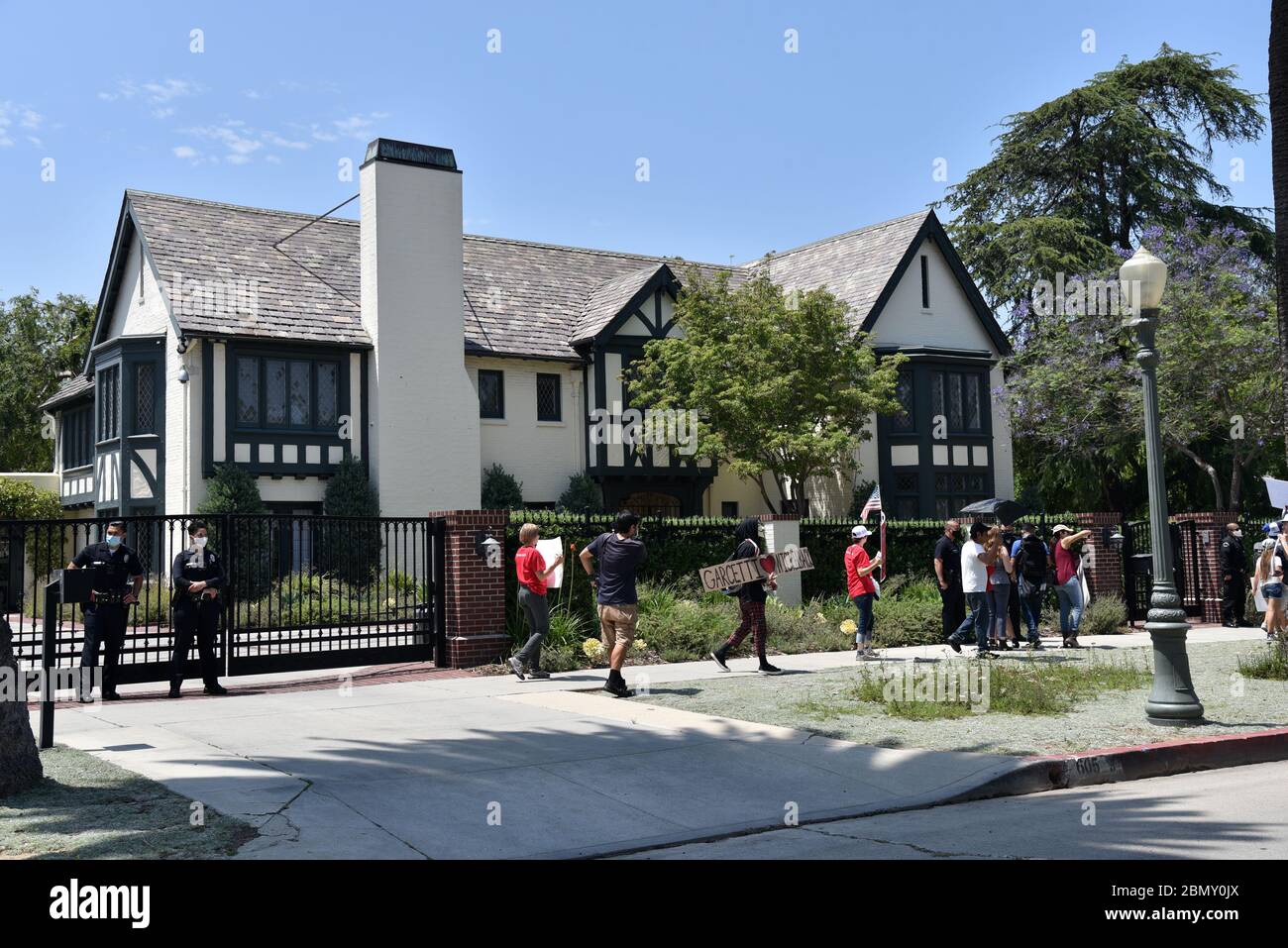 Los Angeles, CA/USA - 8. Mai 2020: Coronavirus-Quarantäne p;Rotester marschieren vor DEM Haus VON LA Mayor Eric Garcetti Stockfoto