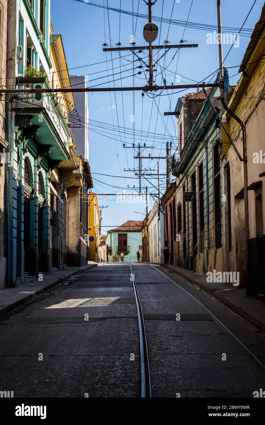 Straße mit nicht benutzter Straßenbahngleise in Santiago de Cuba, Kuba Stockfoto