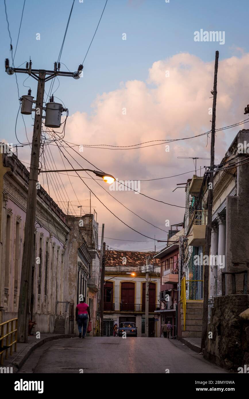Stimmungsvolle Straße im Stadtzentrum in der Dämmerung, Santiago de Cuba, Kuba Stockfoto