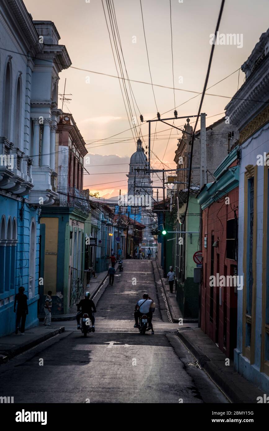Stimmungsvolle Straße der Calle Heredia und Kathedrale Turm in der Ferne in der Dämmerung, Santiago de Cuba, Kuba Stockfoto