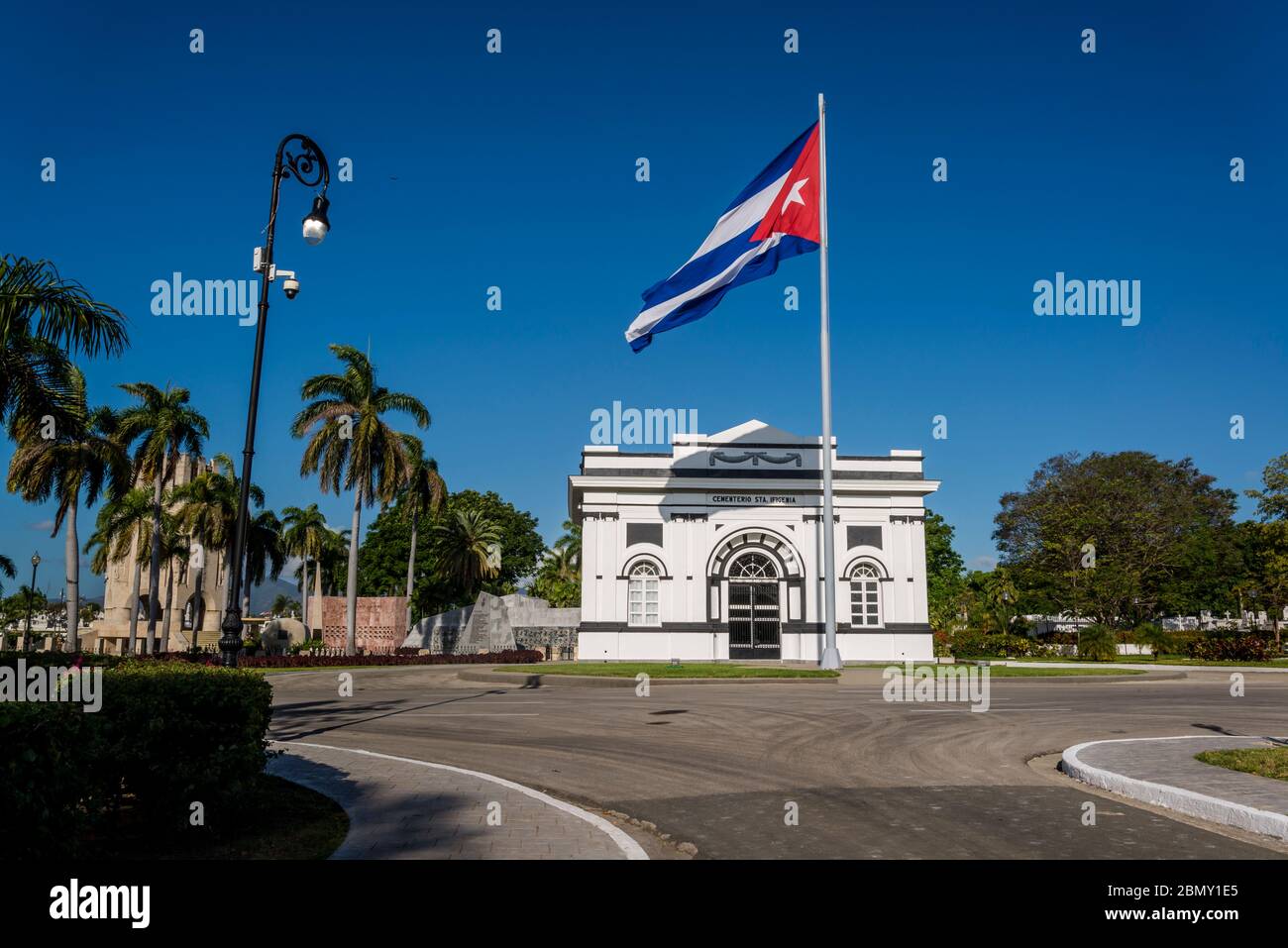 Santa Ifigenia Friedhof, Eingangsgebäude mit riesiger Kubanischen Flagge, Santiago de Cuba, Kuba Stockfoto